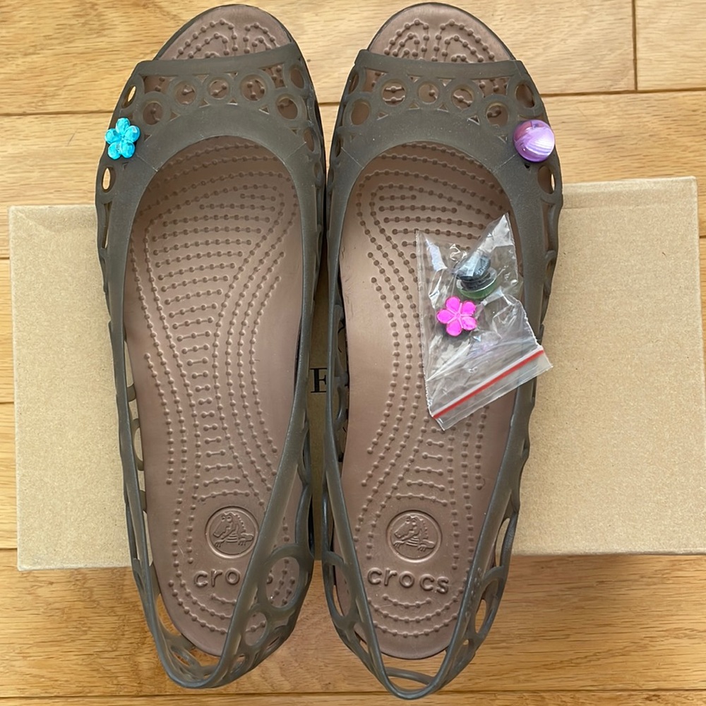 Crocs Isabella gel flats with 4 Crocs kibbutz